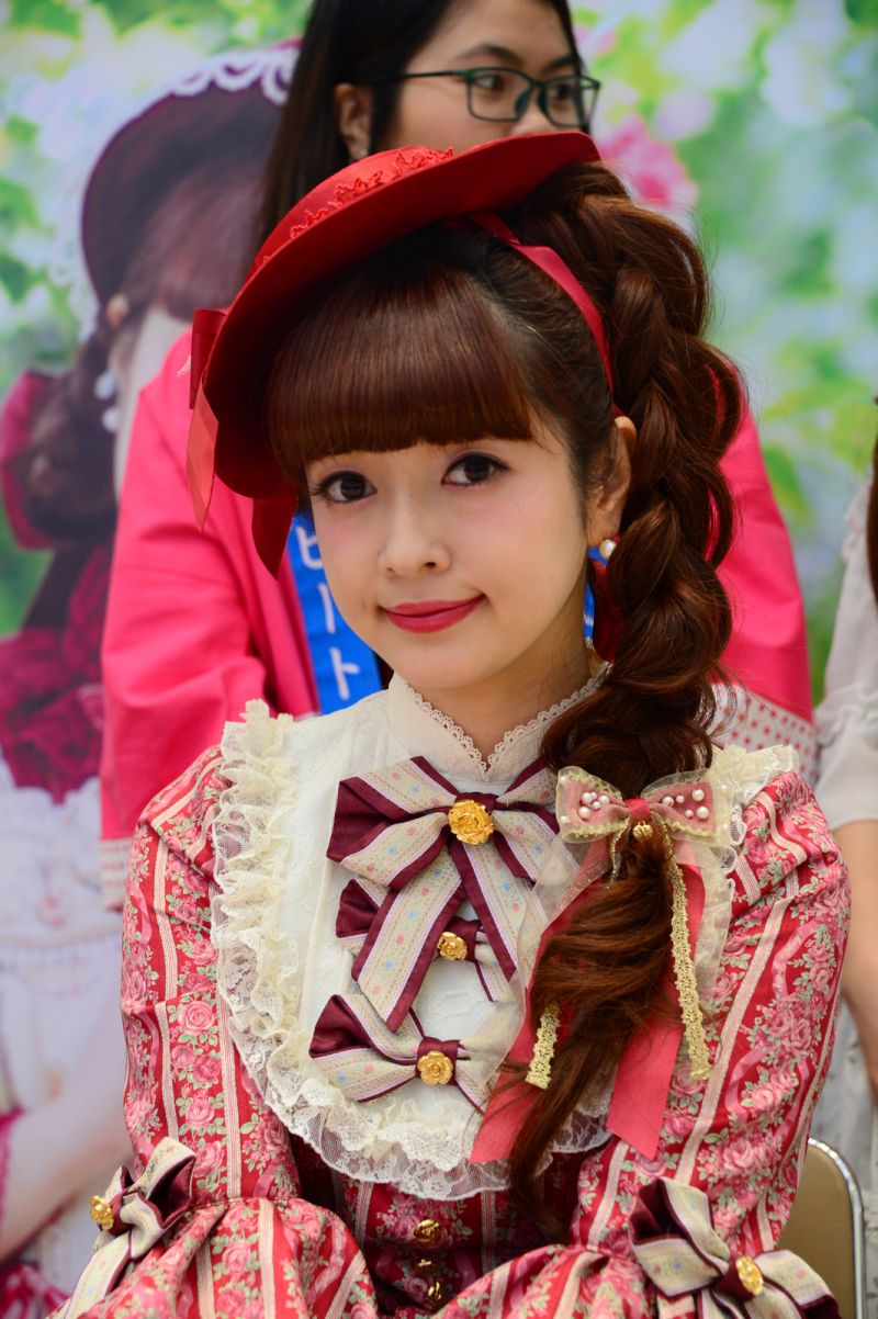 Aoki Misako đại diện phong cách thời trang Lolita